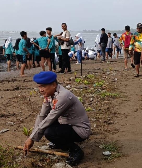 Jaga Lingkungan Pesisir, Polisi Tanam Mangrove di Karangsong