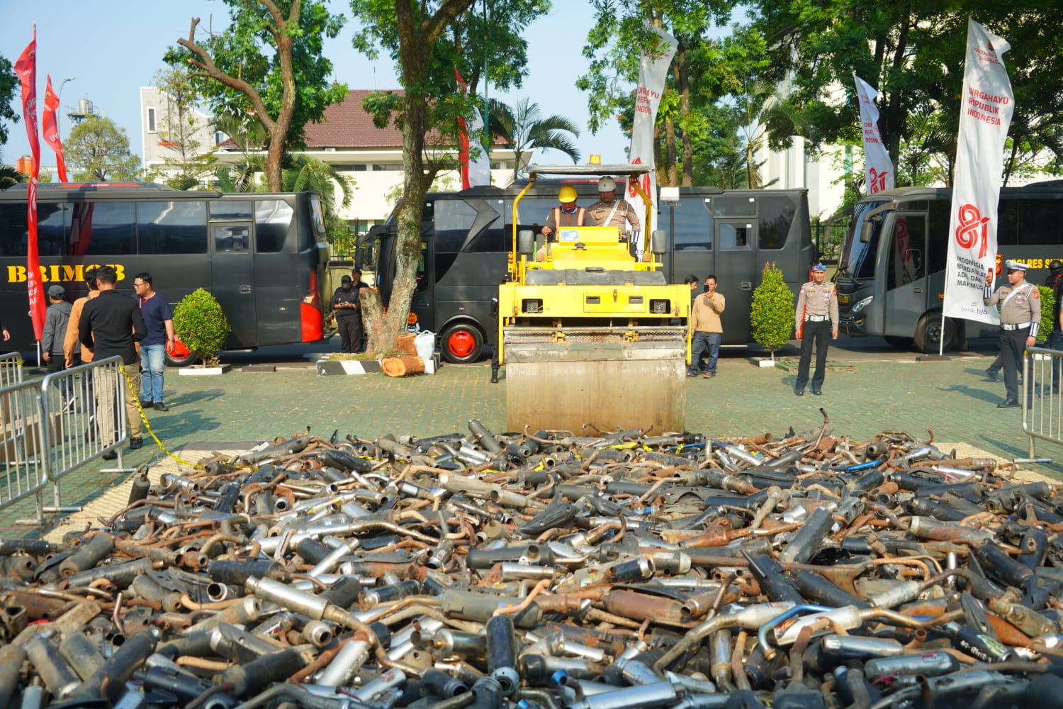 Ribuan Knalpot Brong Disita Polisi, Gubernur Jabar Kang Dedi Bakal Berikan Kompensasi Knalpot Standar Ribuan Knalpot Brong Disita Polisi, Gubernur Jabar Kang Dedi Bakal Berikan Kompensasi Knalpot Standar