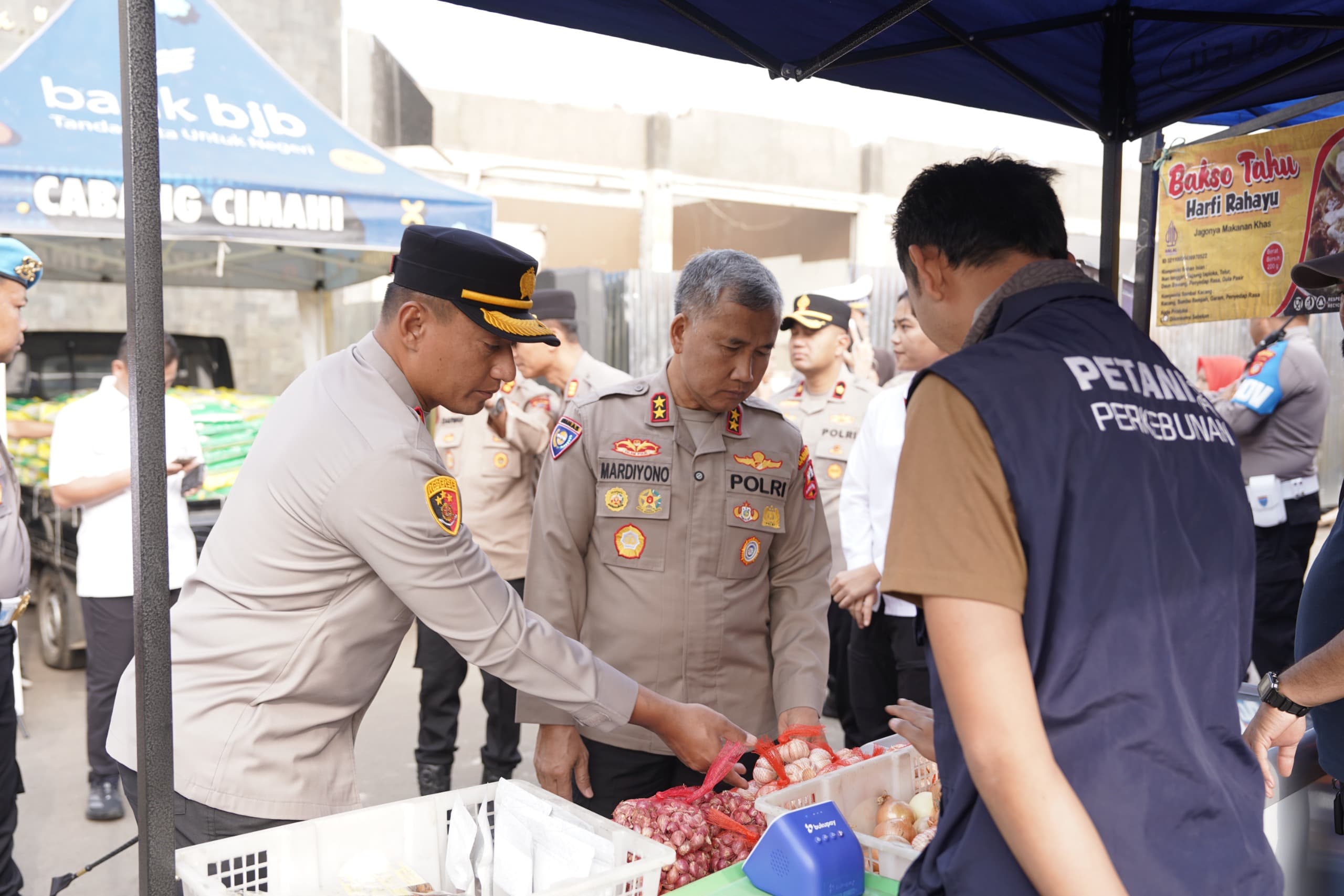 Gerakan Pangan Murah Yang Digelar Polisi Diserbu Warga, 5 Ton Beras SPHP dan Minyak Kita Disalurkan Gerakan Pangan Murah Yang Digelar Polisi Diserbu Warga, 5 Ton Beras SPHP dan Minyak Kita Disalurkan