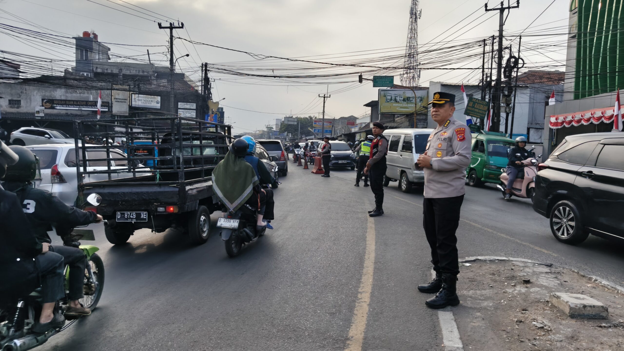 Hadirkan Rasa Aman di Jalan, Polda Jabar Terjunkan Personel Serentak di Titik Titik Rawan Hadirkan Rasa Aman di Jalan, Polda Jabar Terjunkan Personel Serentak di Titik Titik Rawan