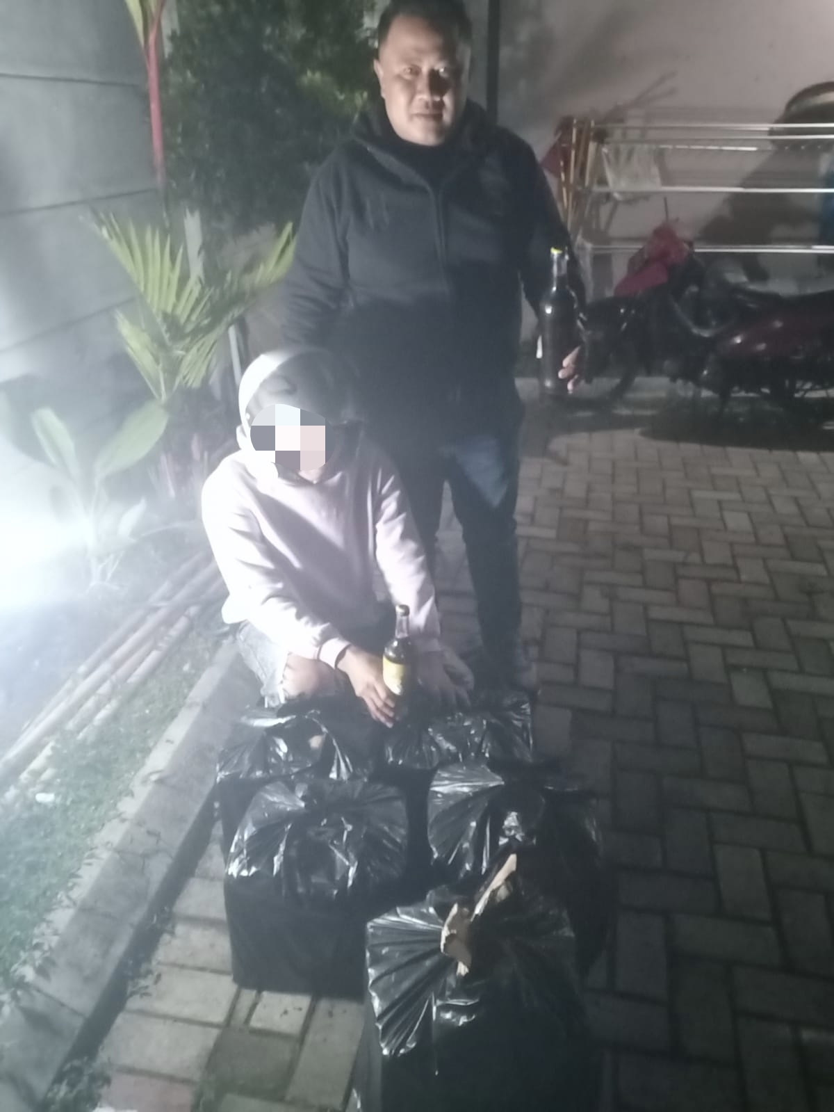 Polisi Amankan Puluhan Botol Miras, Penjual Ditangkap Saat Transaksi COD dengan Petugas yang Menyamar sebagai Pembeli