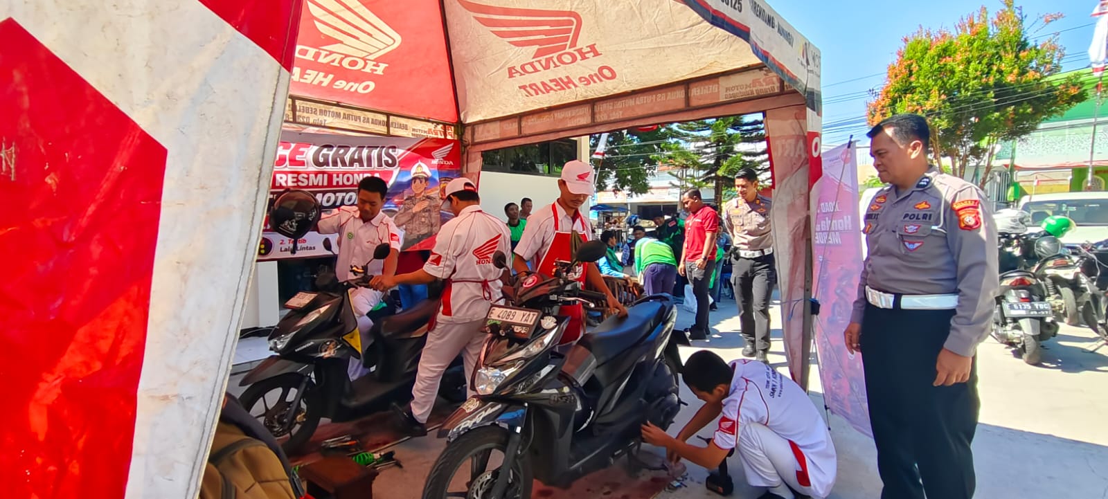 Puluhan Driver Ojol di Kuningan Dapat Servis Motor dan Ganti Oli Gratis dari Polisi