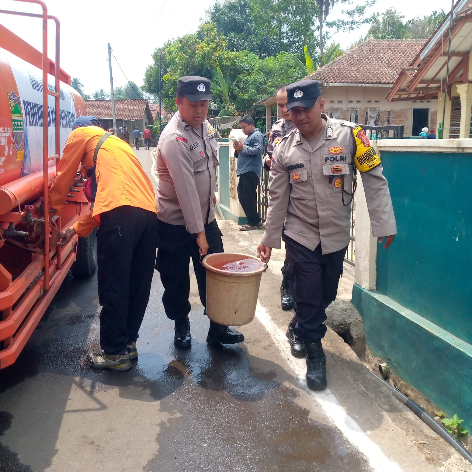Polisi Salurkan 5.000 Liter Air Bersih untuk Warga Terdampak Kemarau