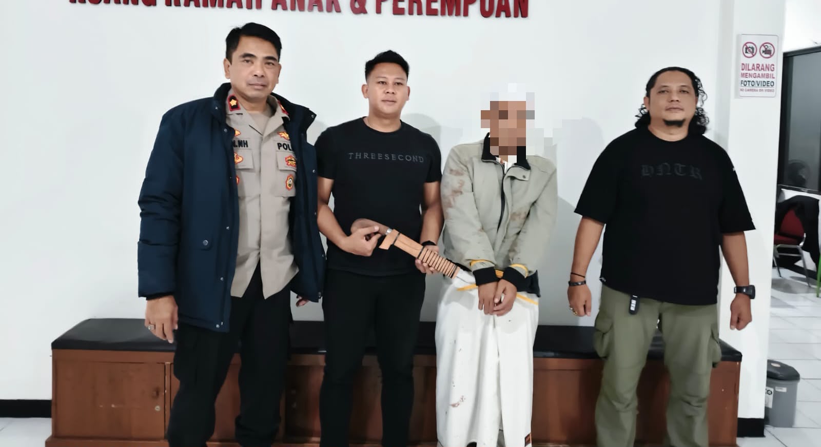 Polisi Berhasil Amankan Pelaku Penganiayaan Brutal Bersenjata Tajam Di Warung Peuteuy, Diduga Dipicu Perselisihan Keluarga Polisi Berhasil Amankan Pelaku Penganiayaan Brutal Bersenjata Tajam Di Warung Peuteuy, Diduga Dipicu Perselisihan Keluarga