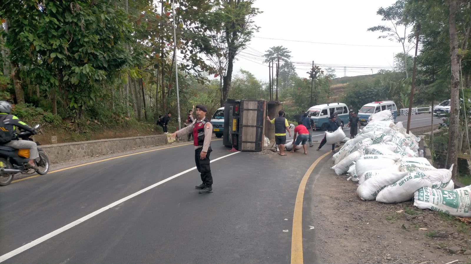 Truk Colt Diesel Alami Kecelakaan Tunggal di Jalan Garut–Tasikmalaya, Polisi Lakukan Evakuasi Truk Colt Diesel Alami Kecelakaan Tunggal di Jalan Garut–Tasikmalaya, Polisi Lakukan Evakuasi