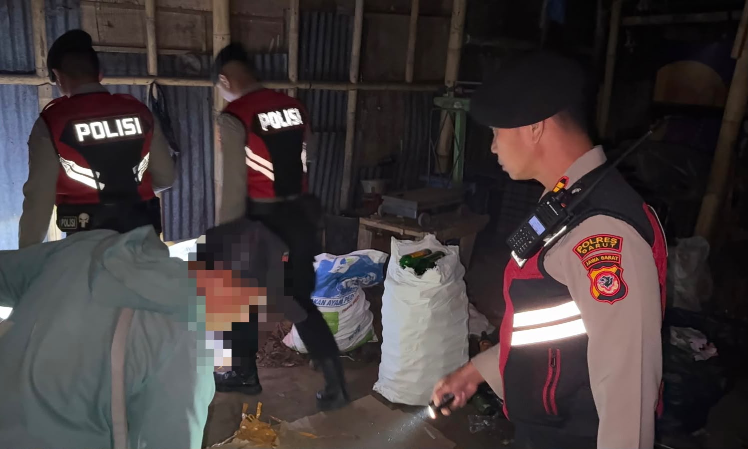 Polres Garut Berhasil Ungkap Peredaran Minuman Beralkohol di Kawasan Kerkof, Puluhan Botol Berhasil Disita Polres Garut Berhasil Ungkap Peredaran Minuman Beralkohol di Kawasan Kerkof, Puluhan Botol Berhasil Disita