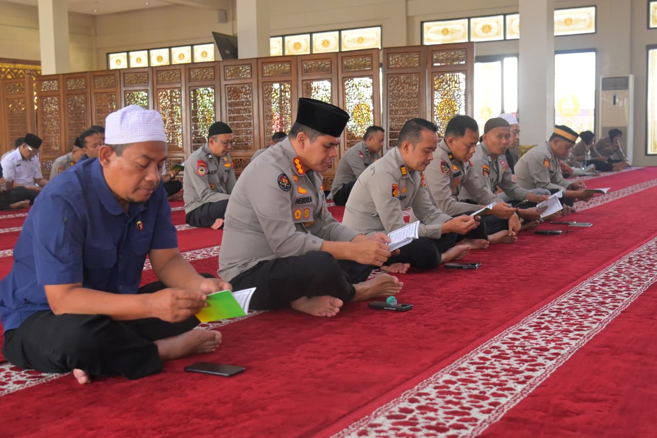 Polda Jabar Gelar Pengajian Binrohtal PPNP, Perkuat Iman dan Integritas Personel. Polda Jabar Gelar Pengajian Binrohtal PPNP, Perkuat Iman dan Integritas Personel.