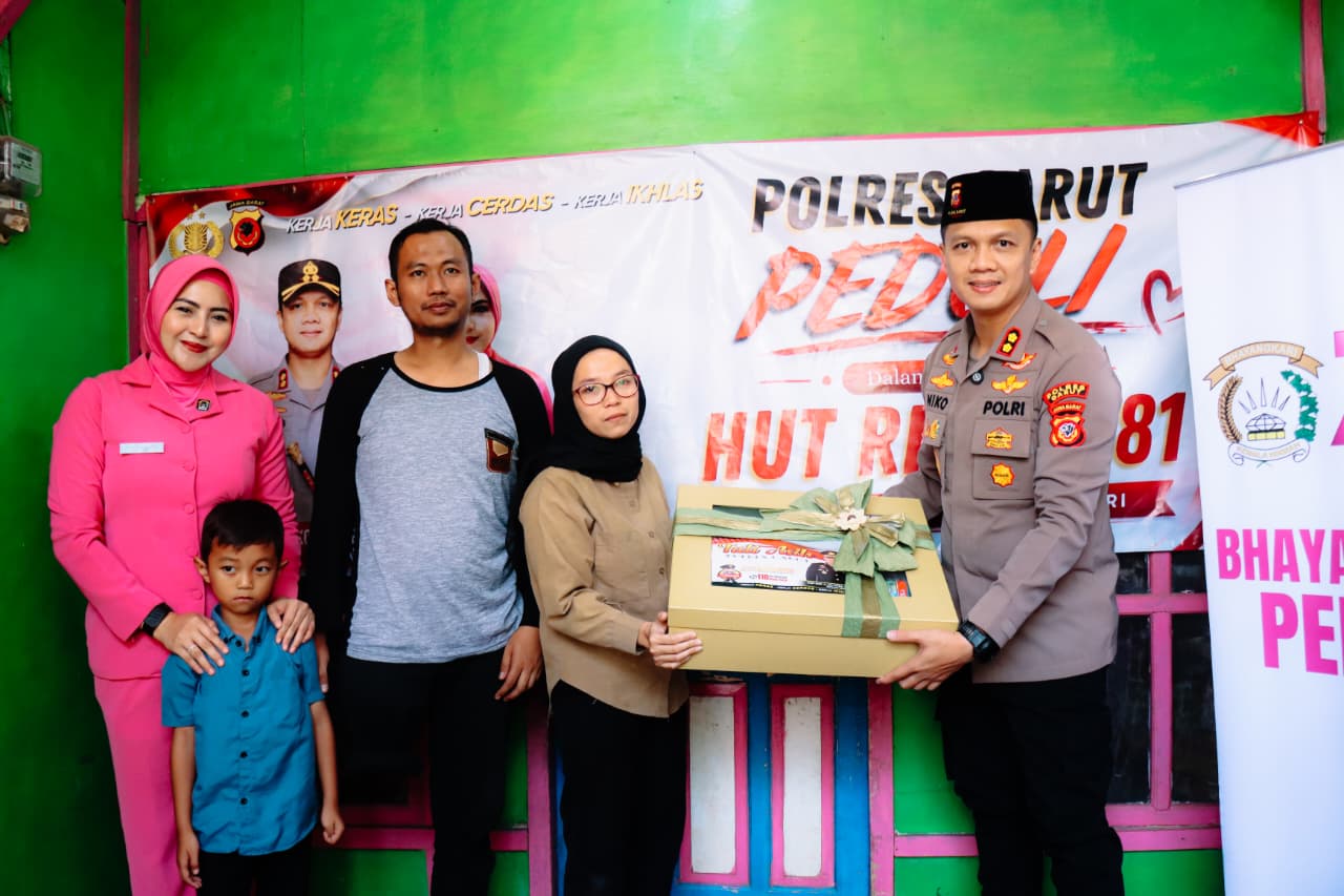Polres Garut Salurkan Bantuan Sembako dan Perlengkapan Sekolah kepada Warga Cibatu
