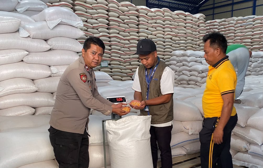 Dorong Kesejahteraan Petani, Polsek Leles Salurkan 2 Ton Hasil Panen Jagung ke Bulog Garut