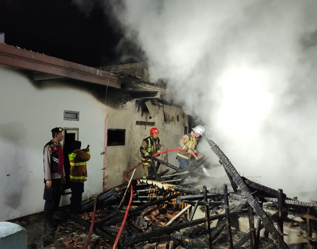 Rumah Warga di Cilawu Terbakar, Polisi Bersama Damkar dan Warga Bergerak Cepat Padamkan Api