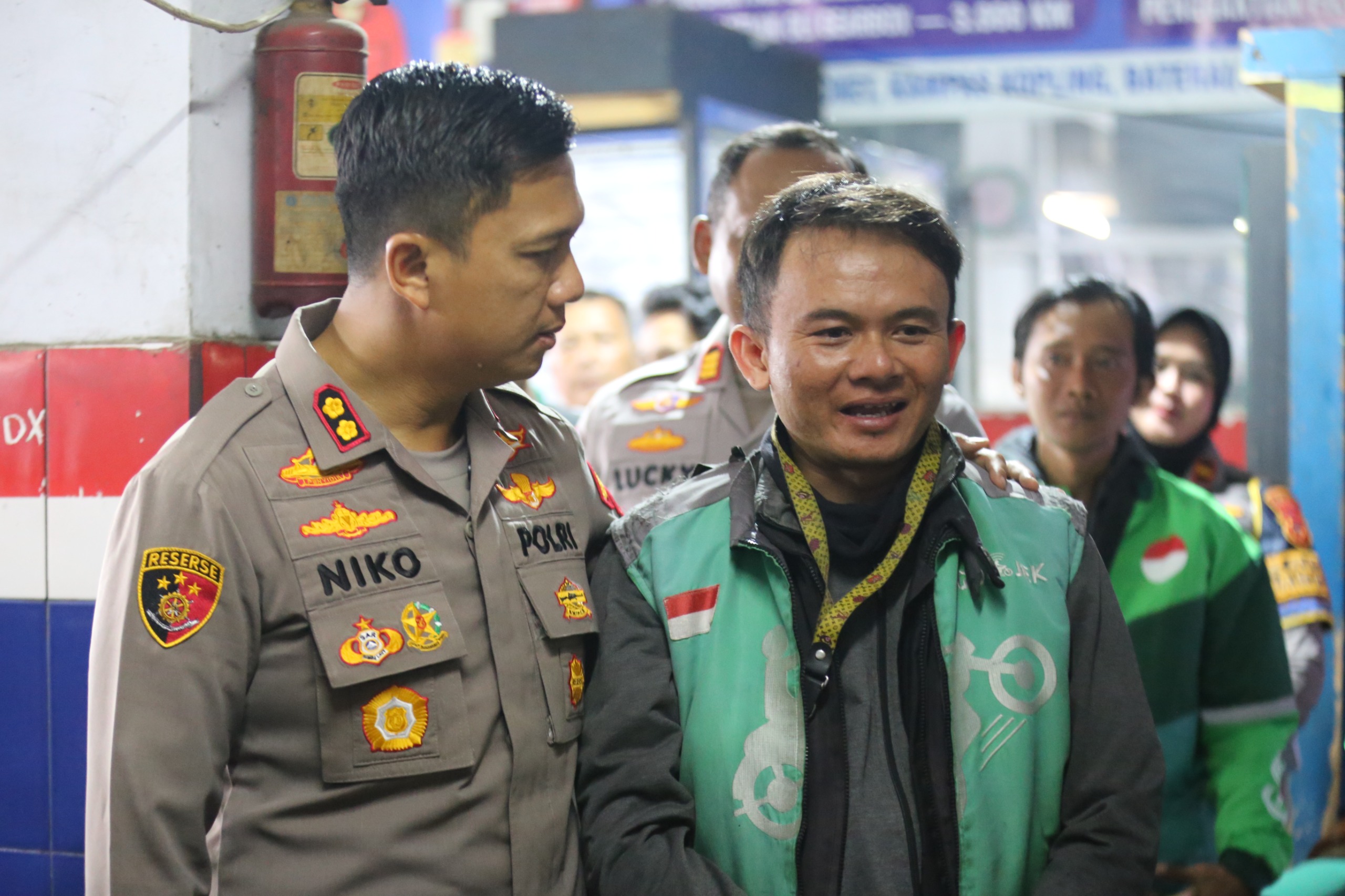 Polres Garut Bagikan Oli Gratis kepada Pengemudi Ojol, Wujud Kepedulian dan Penguatan Sinergitas