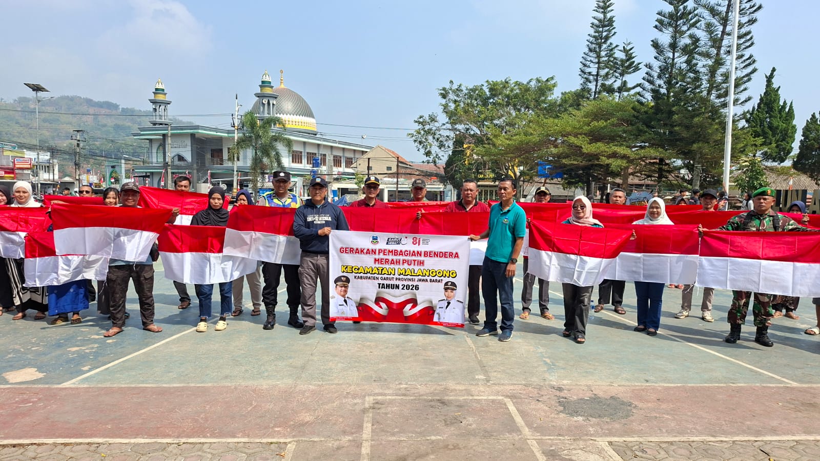 Semarak HUT ke-81 RI, Polsek Malangbong Bagikan 1.000 Bendera Merah Putih kepada Masyarakat
