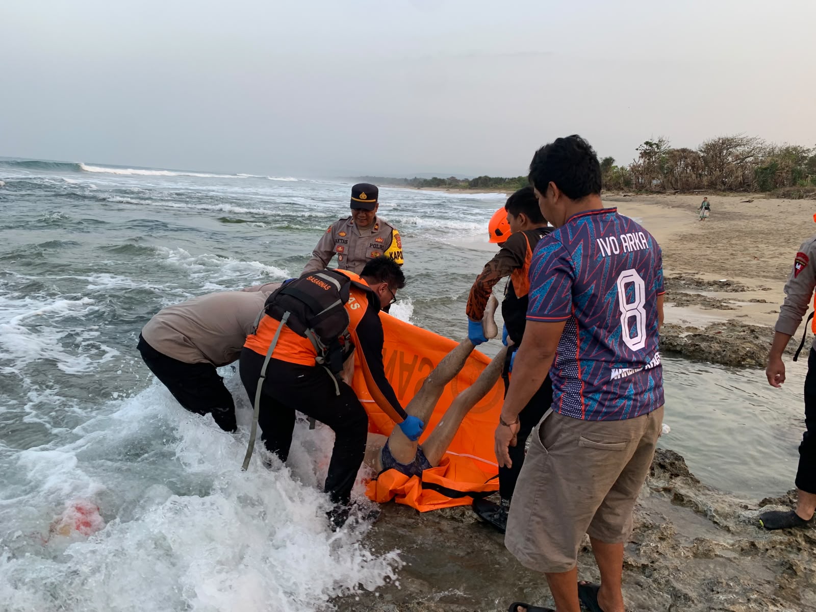 Satpolairud dan Tim SAR Gabungan Kembali Evakuasi Korban Laka Laut di Pantai Karangpapak, Dua Korban Ditemukan