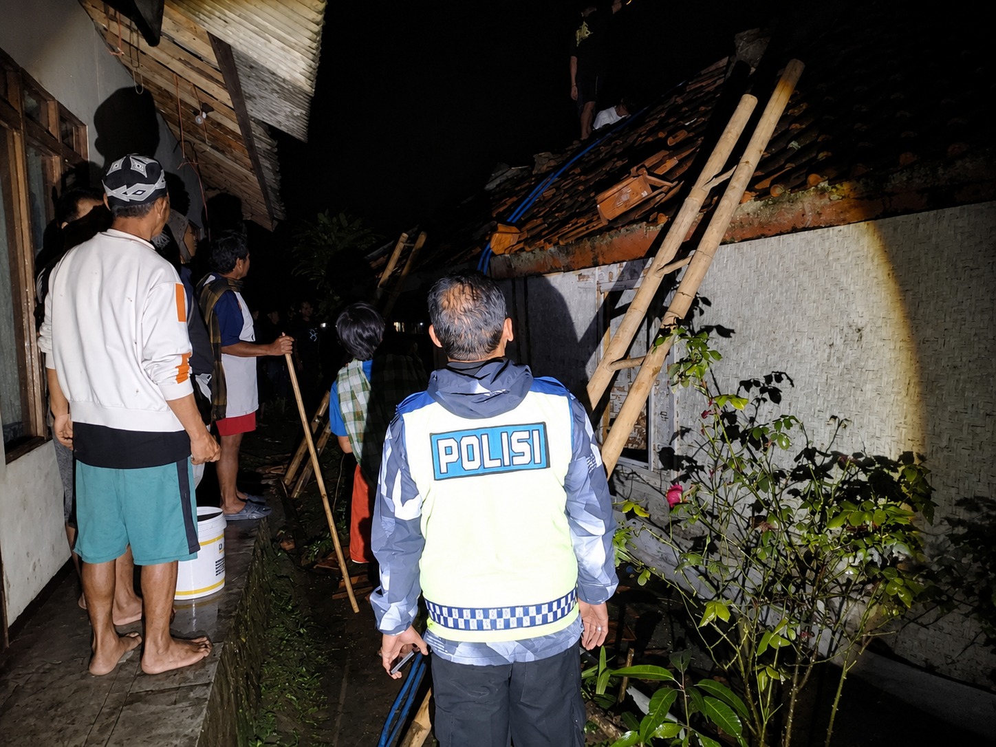 Polsek Banjarwangi Cek TKP Kebakaran Rumah Panggung