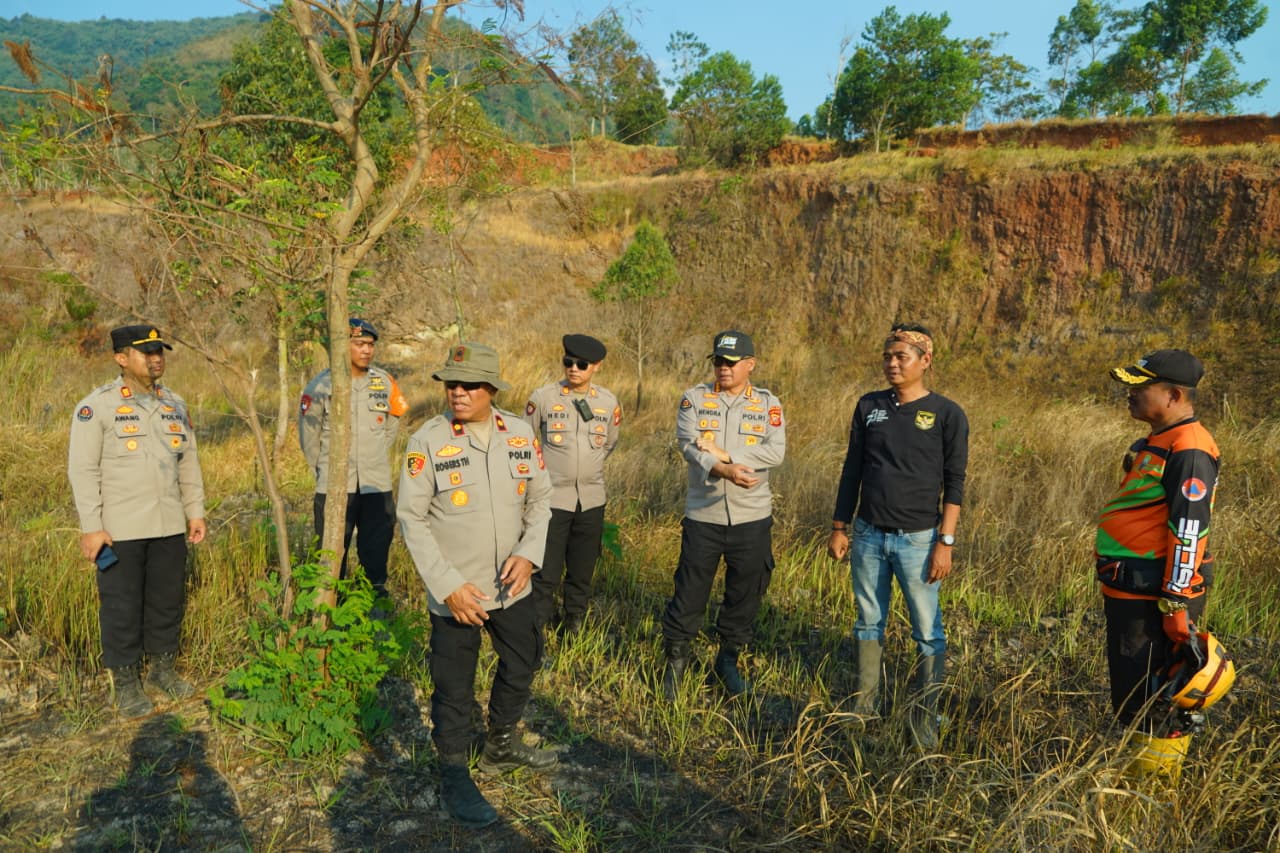 Polda Jabar Padamkan Karhutla di Gunung Geulis, Warga Diimbau Waspada