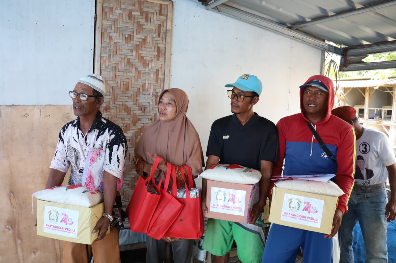 Kapolda Jabar dan Ketua Bhayangkari Daerah Salurkan Bantuan Sosial untuk Masyarakat Nelayan Pangandaran