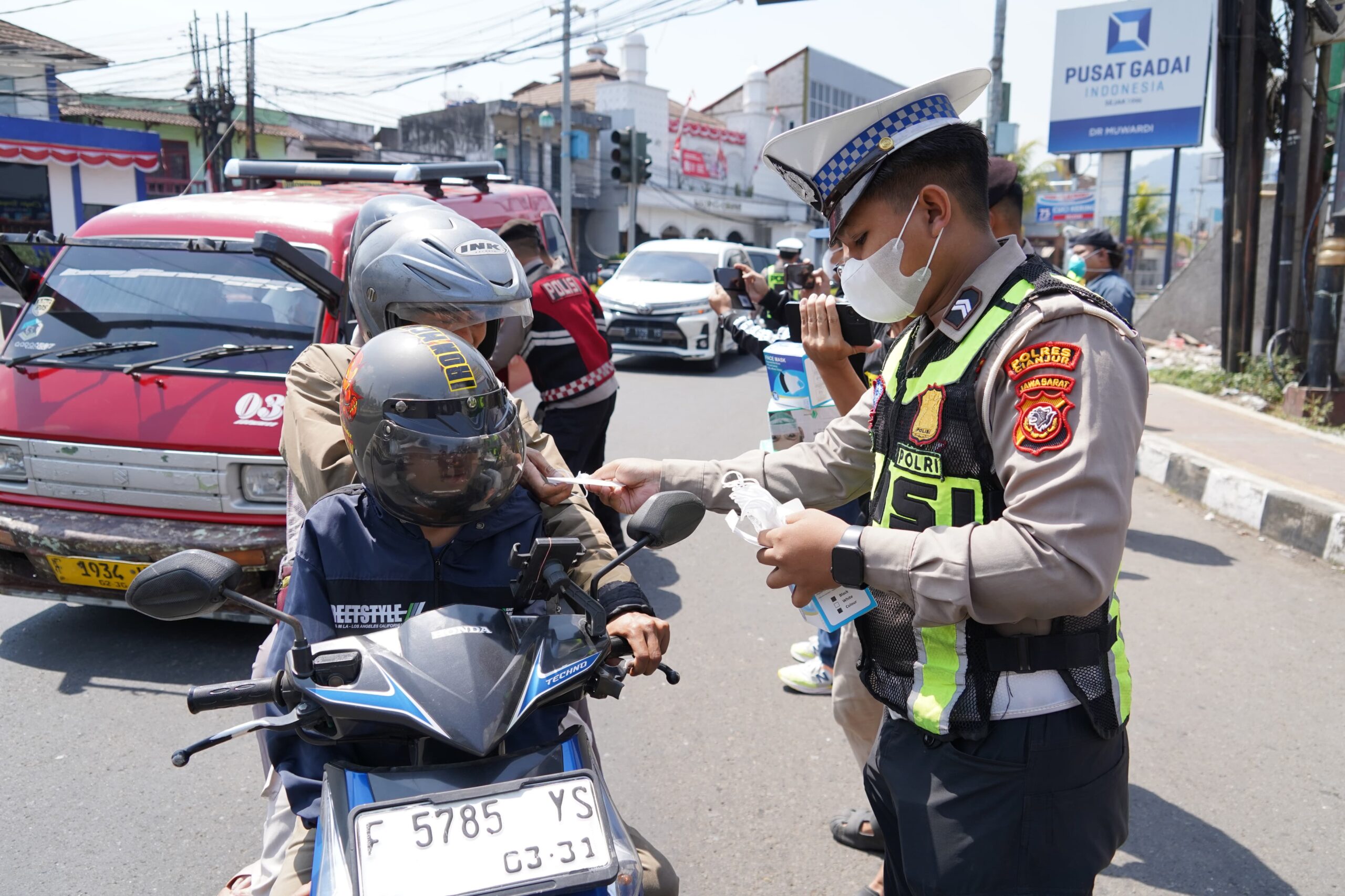 Senyum Warga Cianjur Terlihat di Tengah Pembagian Masker oleh Polisi