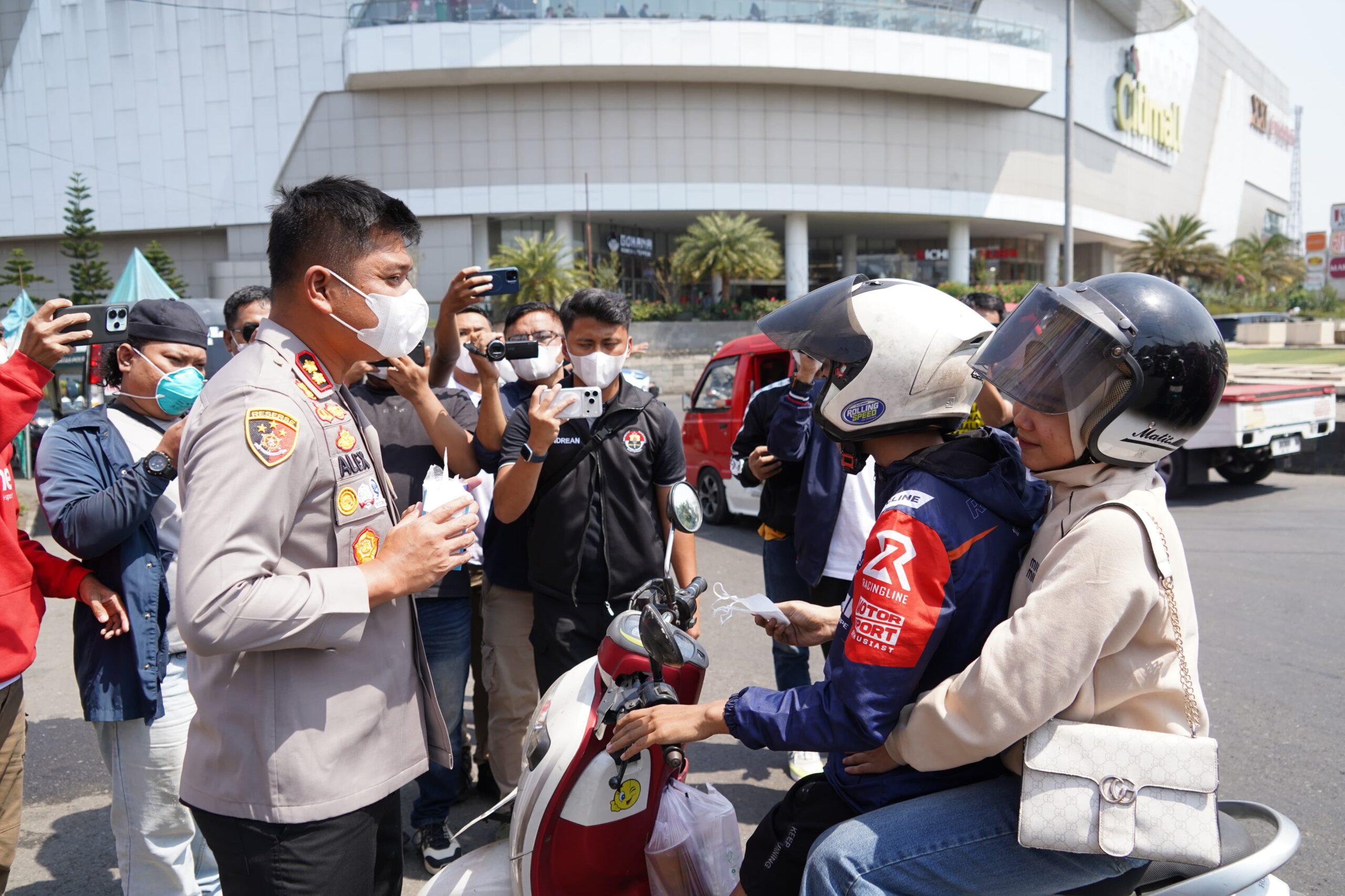 Aksi Peduli Polisi, Bagikan Masker untuk Lindungi Masyarakat dari Abu Vulkanik