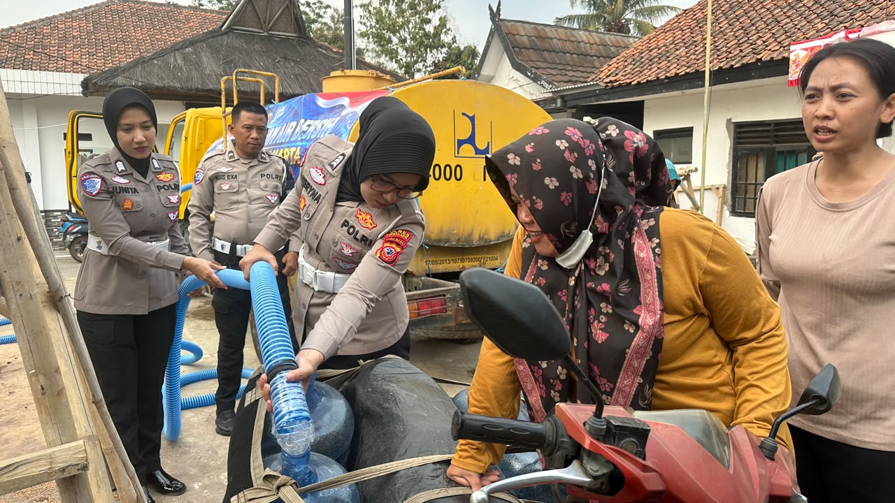 Polisi Salurkan Toren Air untuk Warga Terdampak Kekeringan