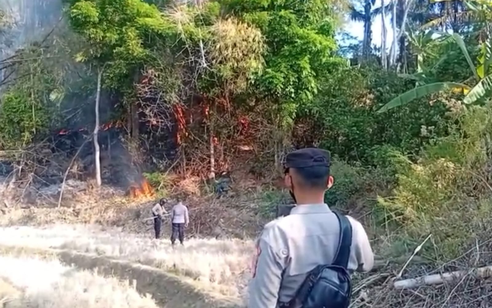 POLISI PADAMKAN KEBAKARAN LAHAN DI DESA WERASARI