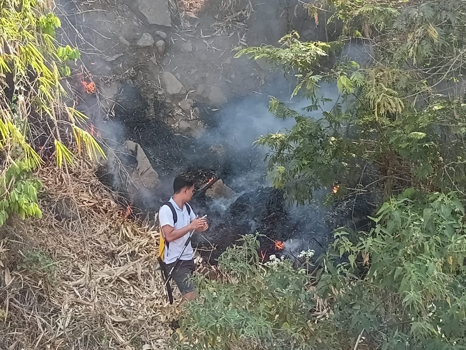 Api Berkobar di Enam Titik Desa Rancabango, Polisi dan Tim Gabungan Berjibaku Padamkan Karhutla