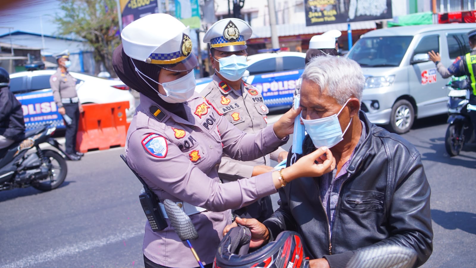 Jaga Kesehatan di Tengah Ancaman Debu Vulkanik, Polisi Bagikan 500 Masker Gratis