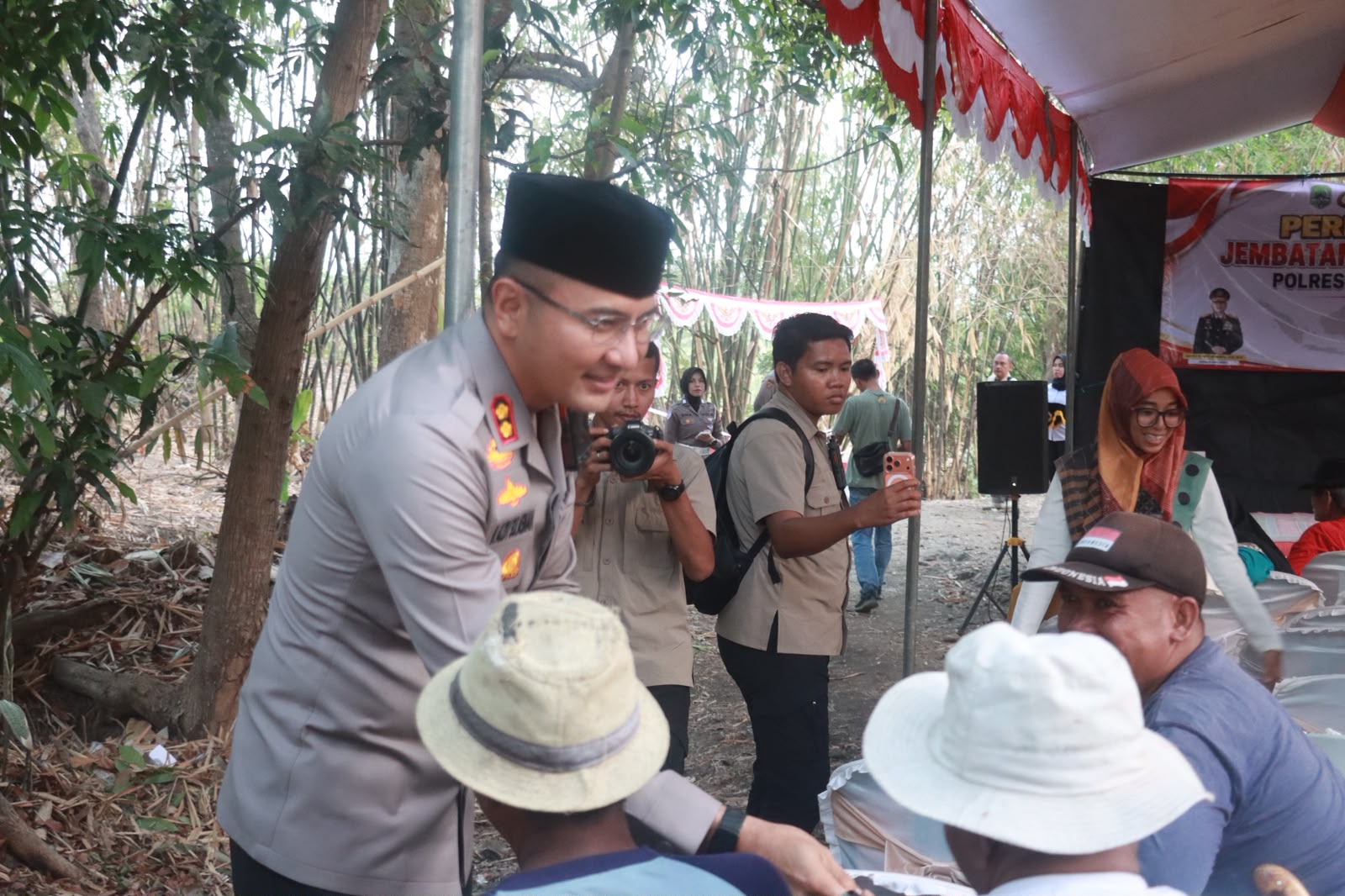 Permudah Akses Warga, Kapolres Majalengka Resmikan Jembatan Merah Putih di Jatitujuh Permudah Akses Warga, Kapolres Majalengka Resmikan Jembatan Merah Putih di Jatitujuh