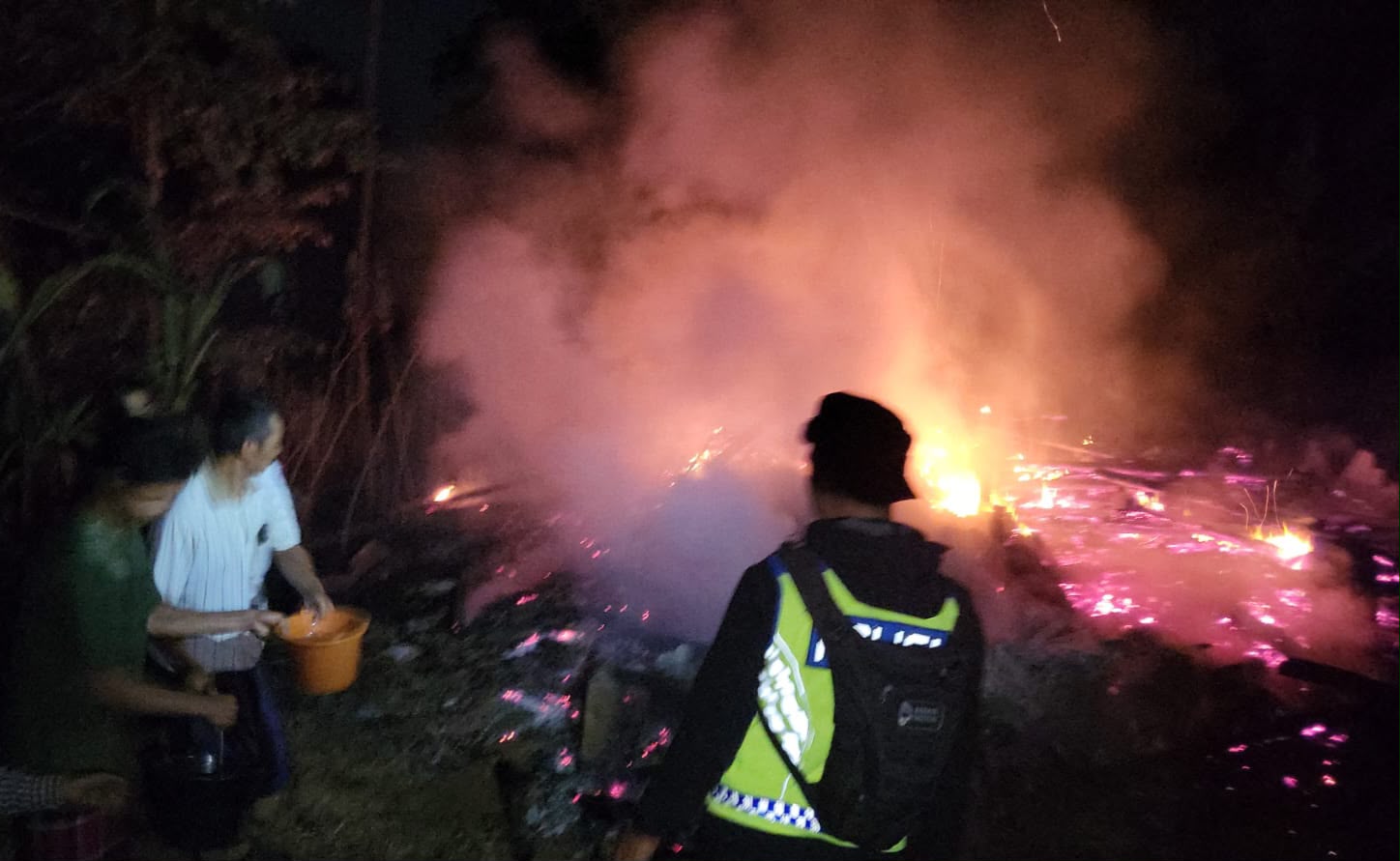 Rumah Panggung di Banjarwangi Terbakar, Polisi dan Warga Bergerak Cepat Padamkan Api Rumah Panggung di Banjarwangi Terbakar, Polisi dan Warga Bergerak Cepat Padamkan Api