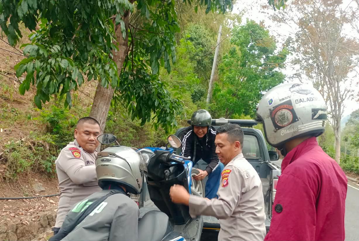 Respons Cepat Pelayanan Call Center 110, Polsek Kadungora Bantu Warga yang Kendaraannya Mogok Respons Cepat Pelayanan Call Center 110, Polsek Kadungora Bantu Warga yang Kendaraannya Mogok