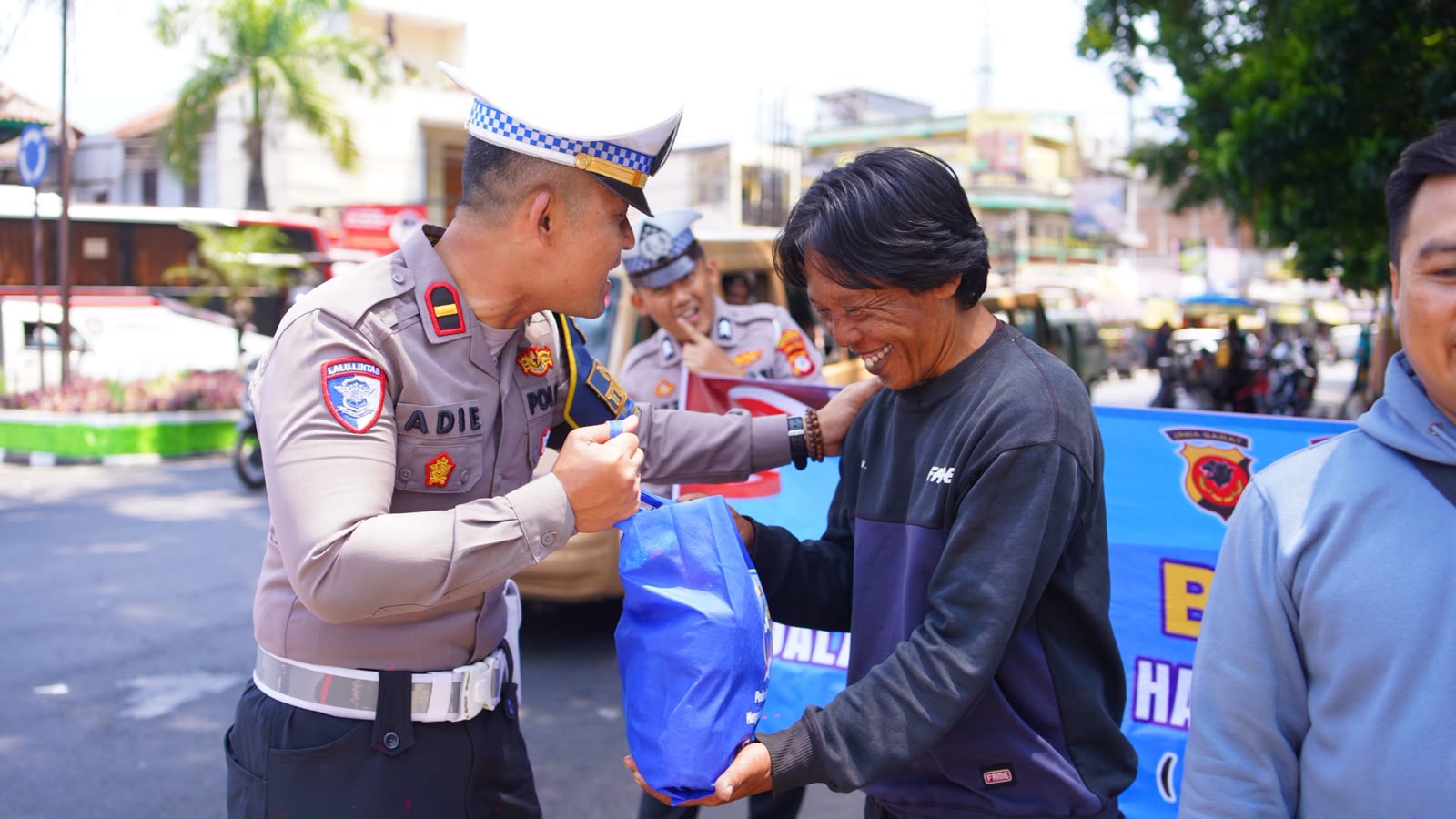 Semarak HUT Lalu Lintas Bhayangkara ke-71, Satlantas Polres Garut Hadir Berbagi dan Mengabdi untuk Masyarakat Semarak HUT Lalu Lintas Bhayangkara ke-71, Satlantas Polres Garut Hadir Berbagi dan Mengabdi untuk Masyarakat