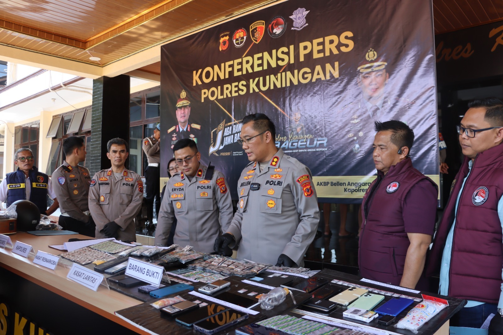 Gempur Peredaran Narkoba, Polisi Ringkus 22 Tersangka dan Menyita Ribuan Obat Keras/Bebas Terbatas Gempur Peredaran Narkoba, Polisi Ringkus 22 Tersangka dan Menyita Ribuan Obat Keras/Bebas Terbatas