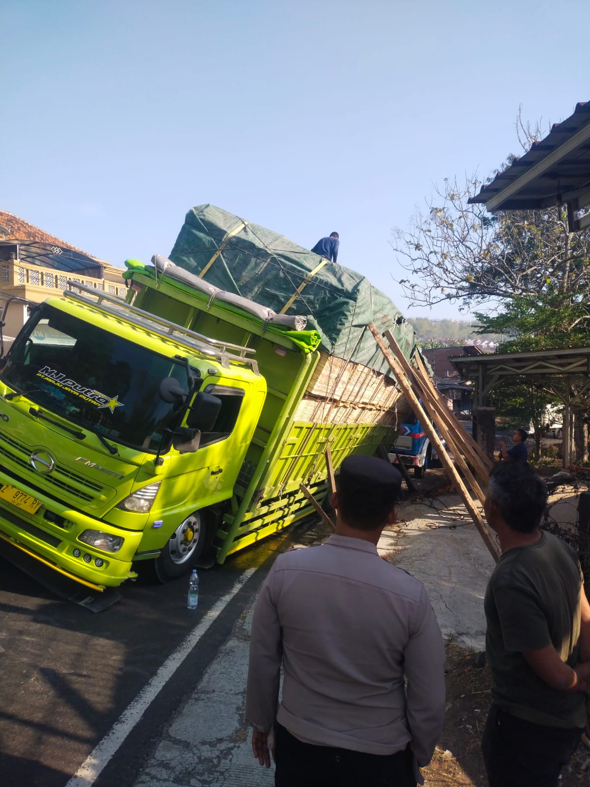 Polisi Evakuasi Laka Tunggal di Cibatu, Fuso Bermuatan Triplek Oleng hingga Ganggu Arus Lalin