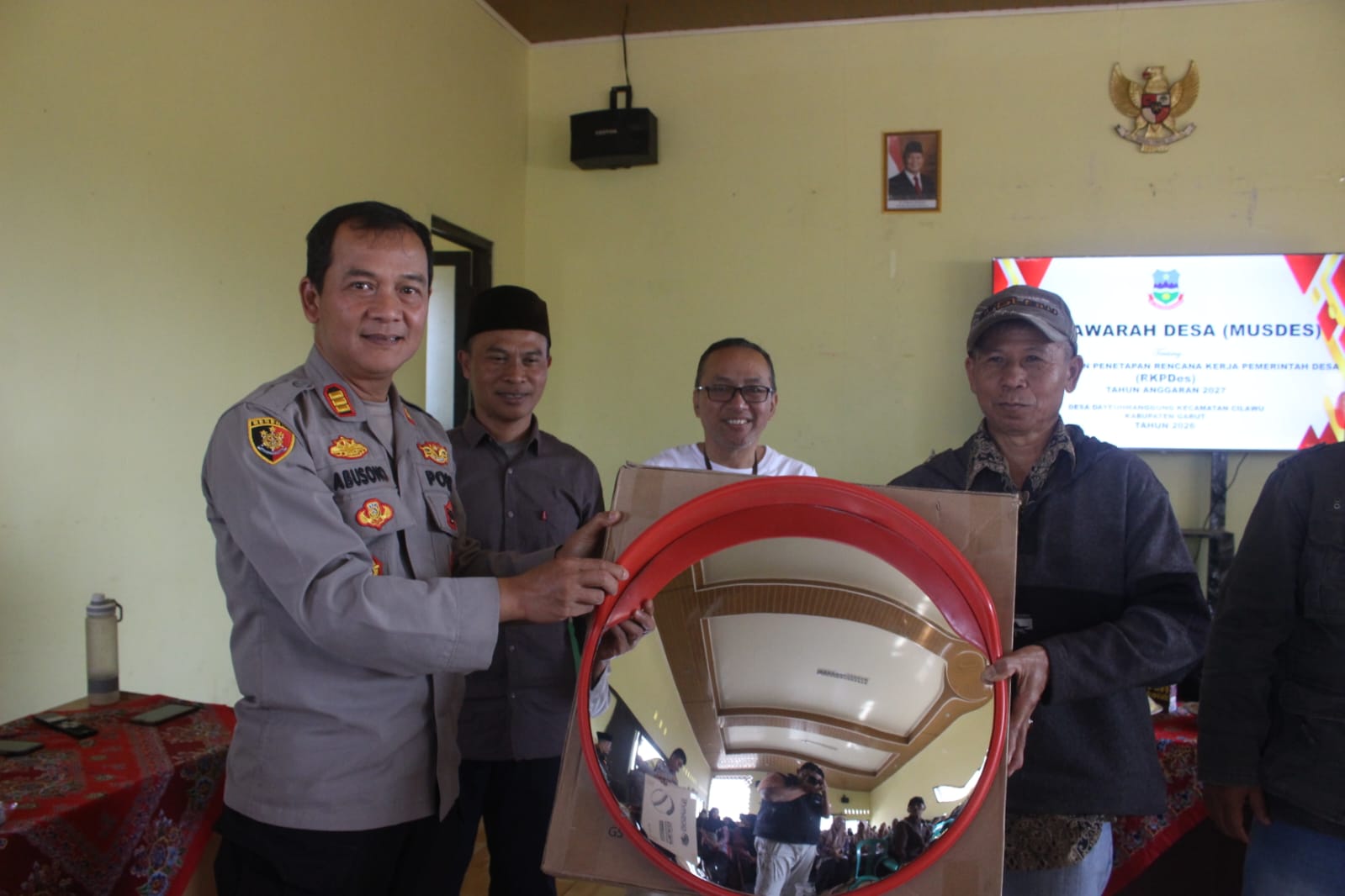 Tikungan Rawan di Dayeuhmanggung Kini Lebih Aman, Polsek Cilawu Pasang “Mata” untuk Pengendara Tikungan Rawan di Dayeuhmanggung Kini Lebih Aman, Polsek Cilawu Pasang “Mata” untuk Pengendara