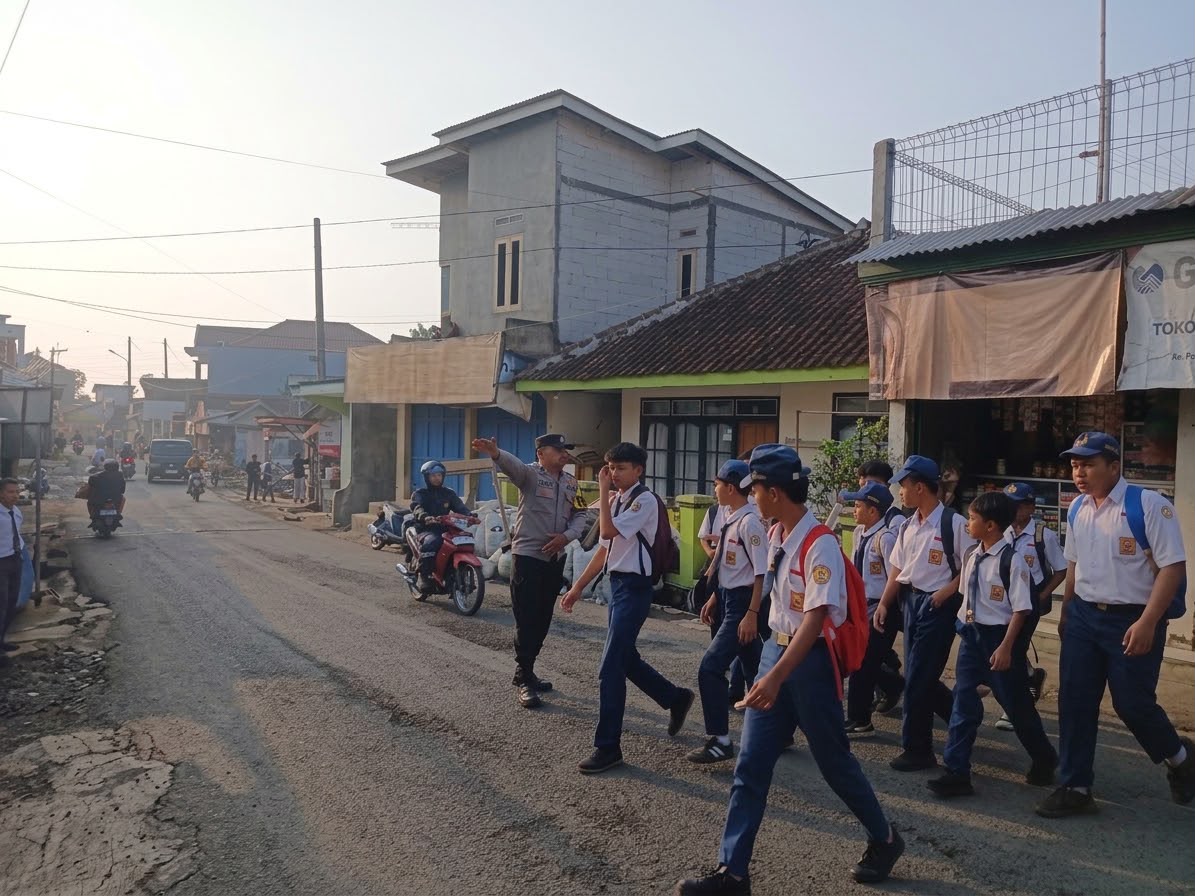 Pastikan Aktivitas Masyarakat Aman dan Lancar, Polsek Cibalong Hadir Atur Lalu Lintas Pagi Pastikan Aktivitas Masyarakat Aman dan Lancar, Polsek Cibalong Hadir Atur Lalu Lintas Pagi