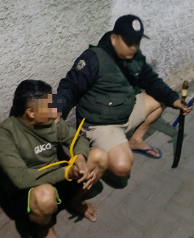 Polsek Leles Amankan Pria Membawa Senjata Tajam Golok Polsek Leles Amankan Pria Membawa Senjata Tajam Golok