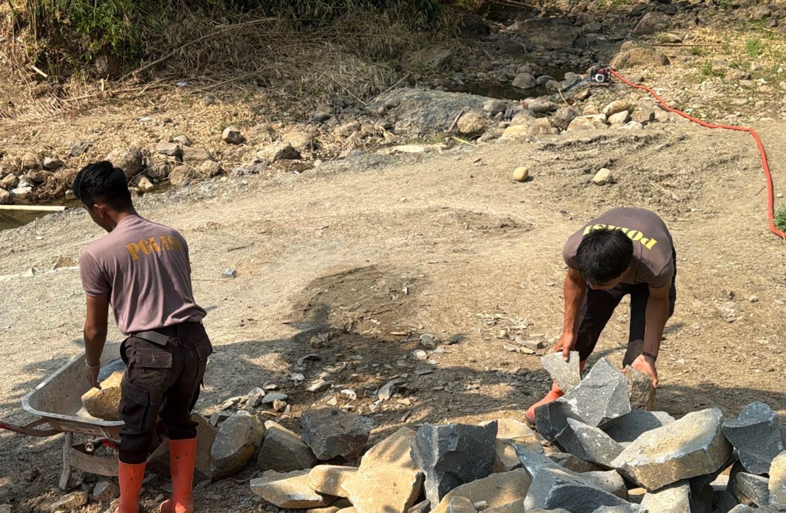 Tim SAR Sat Brimob Polda Jabar Bantu Proses Pembangunan Jembatan Merah Putih Di Majalengka Tim SAR Sat Brimob Polda Jabar Bantu Proses Pembangunan Jembatan Merah Putih Di Majalengka