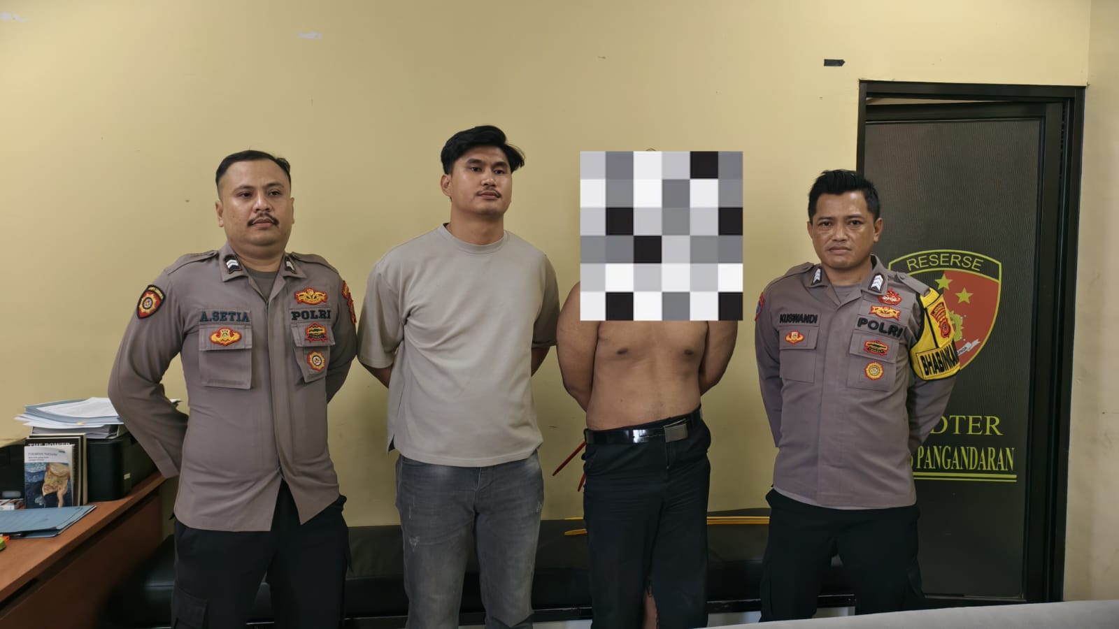 Terduga Pelaku Pencurian Perhiasan Emas Diamankan Polisi di Cimerak Terduga Pelaku Pencurian Perhiasan Emas Diamankan Polisi di Cimerak