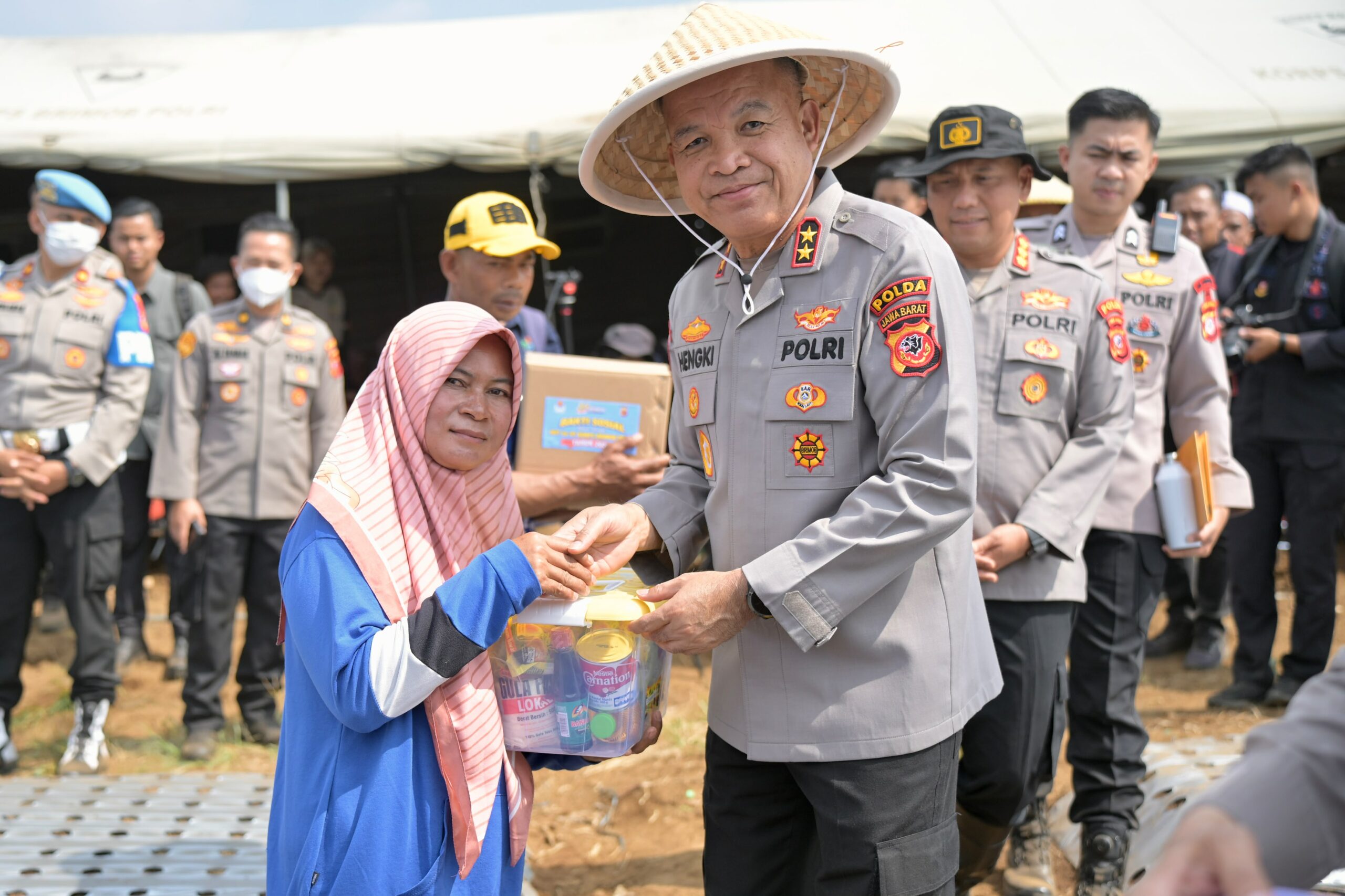 Polda Jabar Gandeng Petani Cisarua Kelola Lahan Pertanian Polda Jabar Gandeng Petani Cisarua Kelola Lahan Pertanian