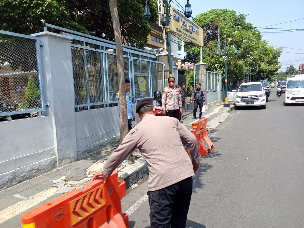 Polsek Garut Kota Tindak Lanjuti Keluhan Pengendara, Barrier Dipasang di Depan Stasiun Garut