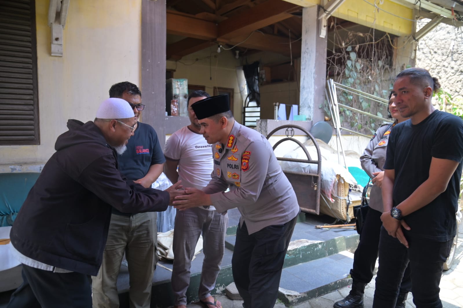 Wujud Empati dan Soliditas Kemitraan, Kabid Humas Polda Jabar Bertakziah atas Wafatnya Ibunda Remy Suryadi (Wartawan Koran Gala) Wujud Empati dan Soliditas Kemitraan, Kabid Humas Polda Jabar Bertakziah atas Wafatnya Ibunda Remy Suryadi (Wartawan Koran Gala)