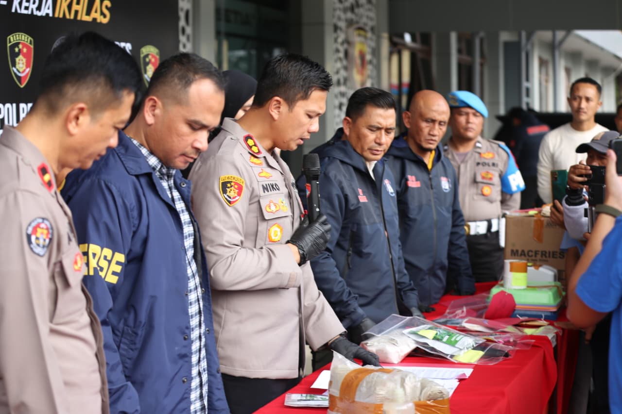 Kemasan Teh Herbal di Palsukan, Polisi Berhasil Amankan 4 Pelaku Kemasan Teh Herbal di Palsukan, Polisi Berhasil Amankan 4 Pelaku