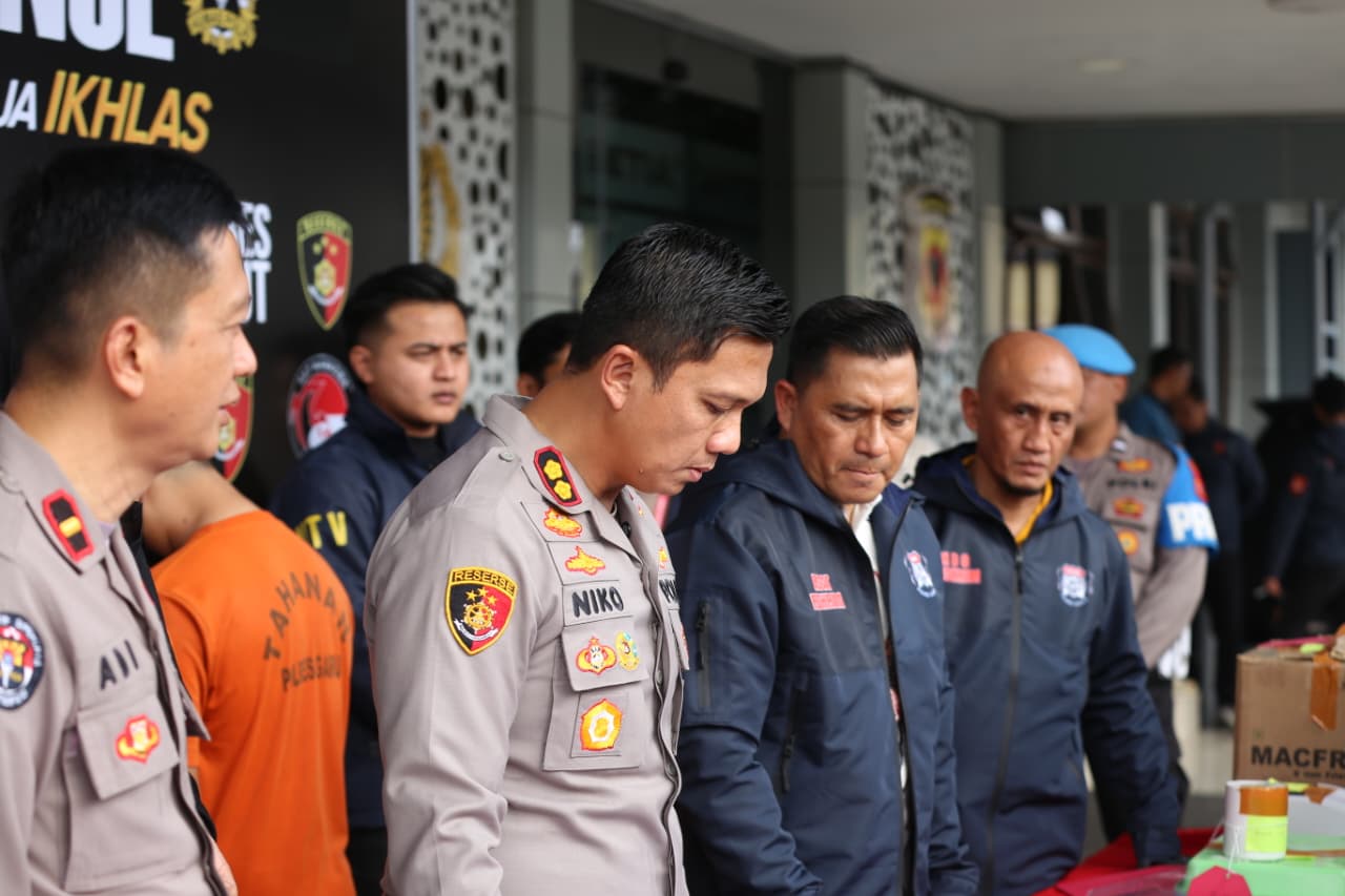 Kemasan Teh Herbal di Palsukan, Polisi Berhasil Amankan 4 Pelaku Kemasan Teh Herbal di Palsukan, Polisi Berhasil Amankan 4 Pelaku