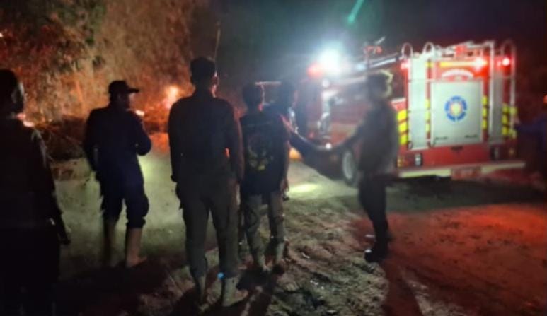 Cegah Api Meluas, Polisi Bantu Damkar Padamkan Kebakaran Kebun Bambu Cegah Api Meluas, Polisi Bantu Damkar Padamkan Kebakaran Kebun Bambu