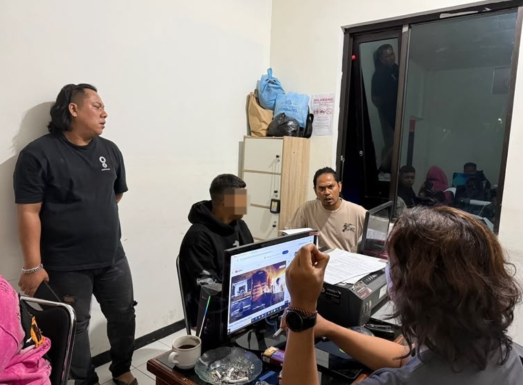 Polres Garut Tangkap Pelaku Penembakan Pelajar di Sukawening, Diduga Dipicu Sakit Hati Polres Garut Tangkap Pelaku Penembakan Pelajar di Sukawening, Diduga Dipicu Sakit Hati