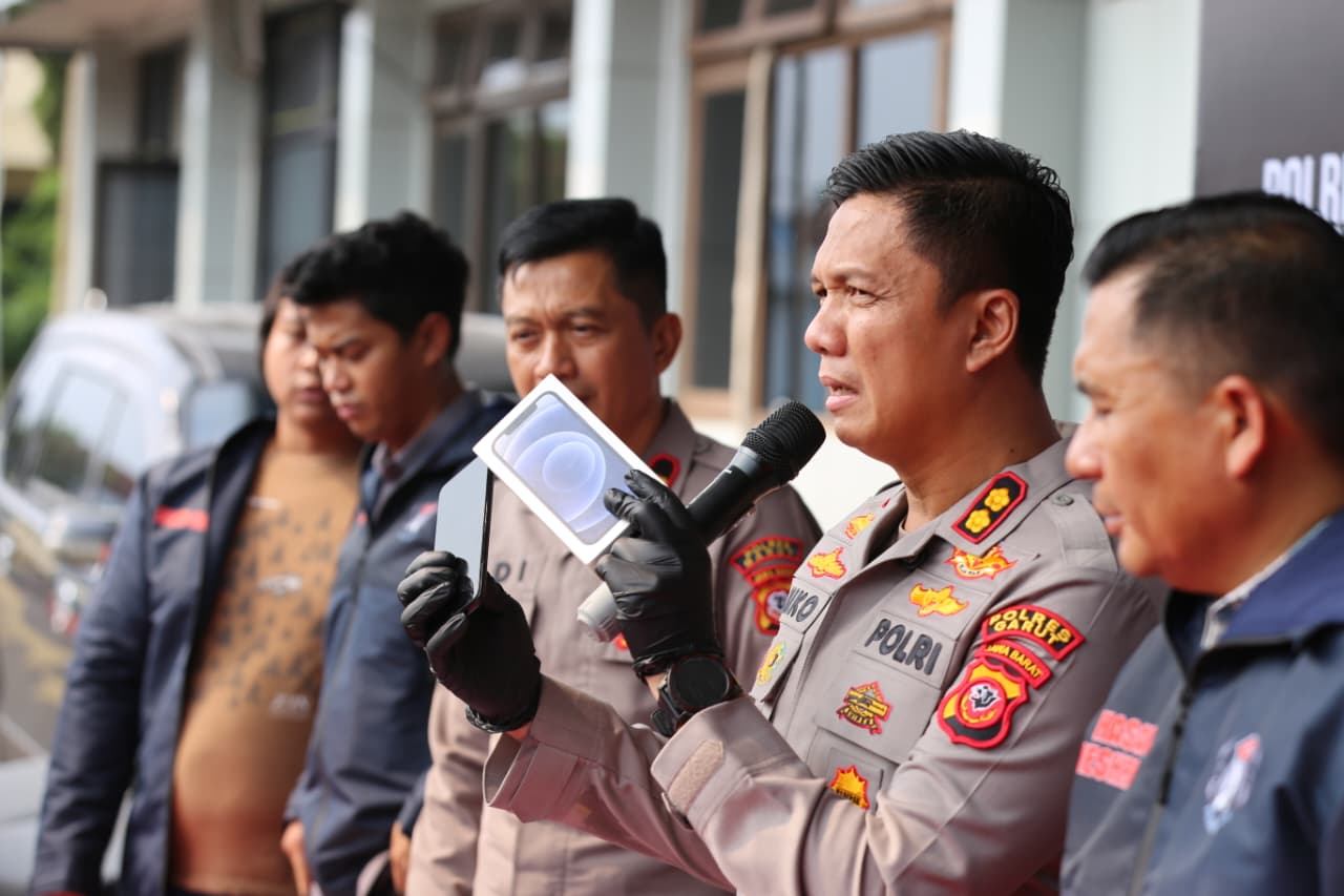 Todongkan Golok ke Leher Korban, Begal di Leuwidaun Diamankan Polisi Todongkan Golok ke Leher Korban, Begal di Leuwidaun Diamankan Polisi