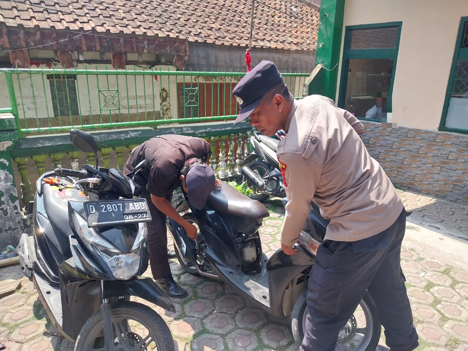 Polisi Tertibkan Kendaraan di Lingkungan Sekolah, Polsek Leles Amankan 7 Knalpot Brong Polisi Tertibkan Kendaraan di Lingkungan Sekolah, Polsek Leles Amankan 7 Knalpot Brong