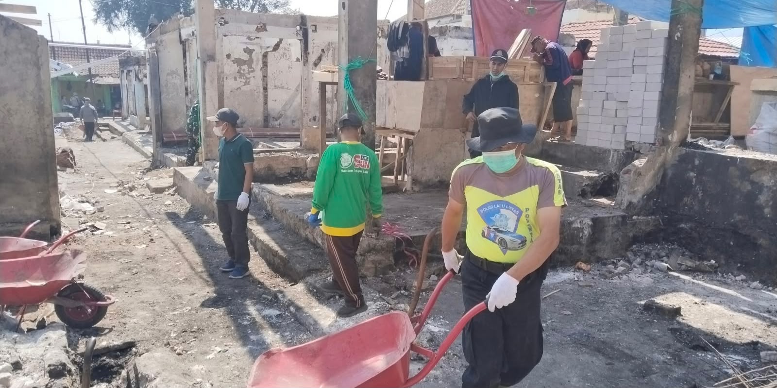 Sinergi Polisi Bersama Unsur Terkait dan Masyarakat, Gelar Kerja Bakti Bersihkan Puing Kebakaran Pasar Andir Bayongbong