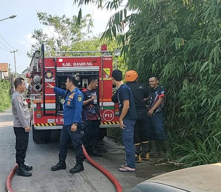 Polisi Bantu Proses Pemadaman Lahan Bambu 100 Tumbak di Pasirjambu Bandung Polisi Bantu Proses Pemadaman Lahan Bambu 100 Tumbak di Pasirjambu Bandung