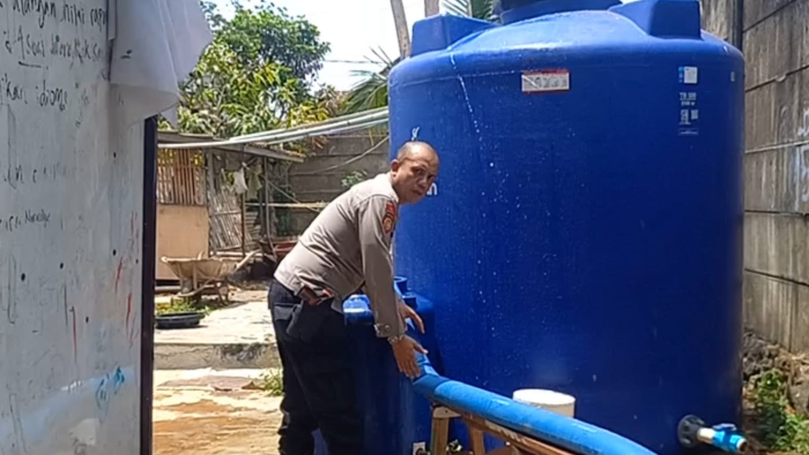 Polisi Salurkan 12.000 Liter Air Bersih ke Ponpes Idrisiyyah, Santri Terbantu.