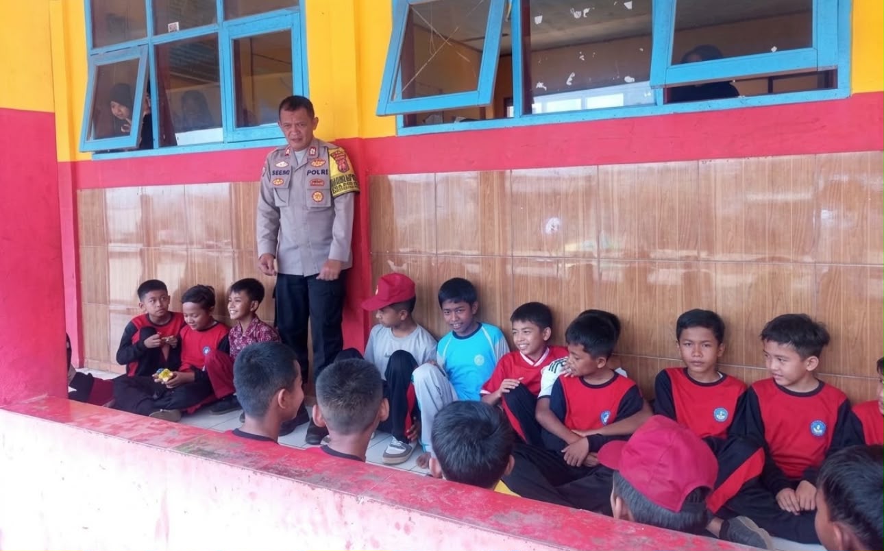 Cegah Bullying Sejak Dini, Polsek Pasirwangi Tanamkan Sikap Saling Menghargai kepada Siswa SDN 1 Karyamekar